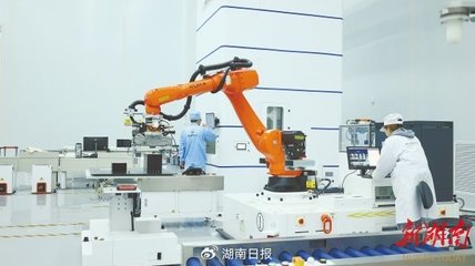 湖南賽德雷特衛(wèi)星科技工廠內(nèi),工作人員對(duì)產(chǎn)品進(jìn)行測(cè)試。通訊員 攝